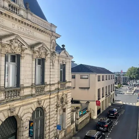 Appartement Au Choletais - 50m2 Deco Originale - Hyper Centre - Proche Du Parc Du Puy Dufou